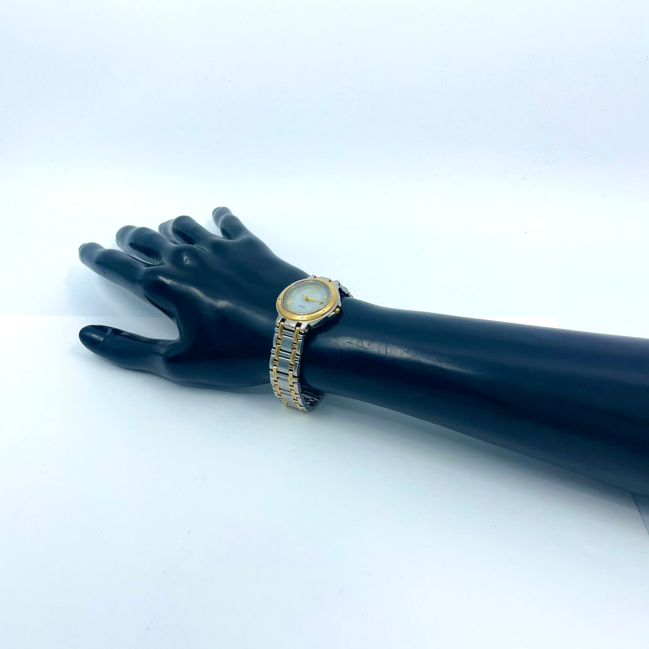 【稼働/美品】セイコー 腕時計 V182-0020 ソーラー レディースウォッチ シルバー ゴールド コンビ シェル文字盤 デイト表示 ローマ数字 ラウンド エレガント クラシック ドレスウォッチ ビジネス クリーニング済 G6