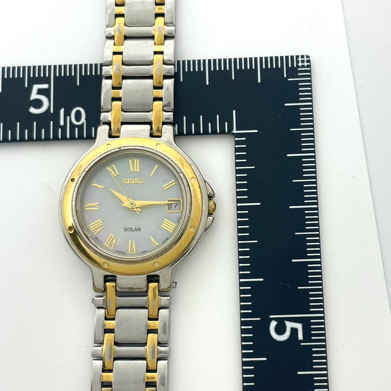 【稼働/美品】セイコー 腕時計 V182-0020 ソーラー レディースウォッチ シルバー ゴールド コンビ シェル文字盤 デイト表示 ローマ数字 ラウンド エレガント クラシック ドレスウォッチ ビジネス クリーニング済 G6