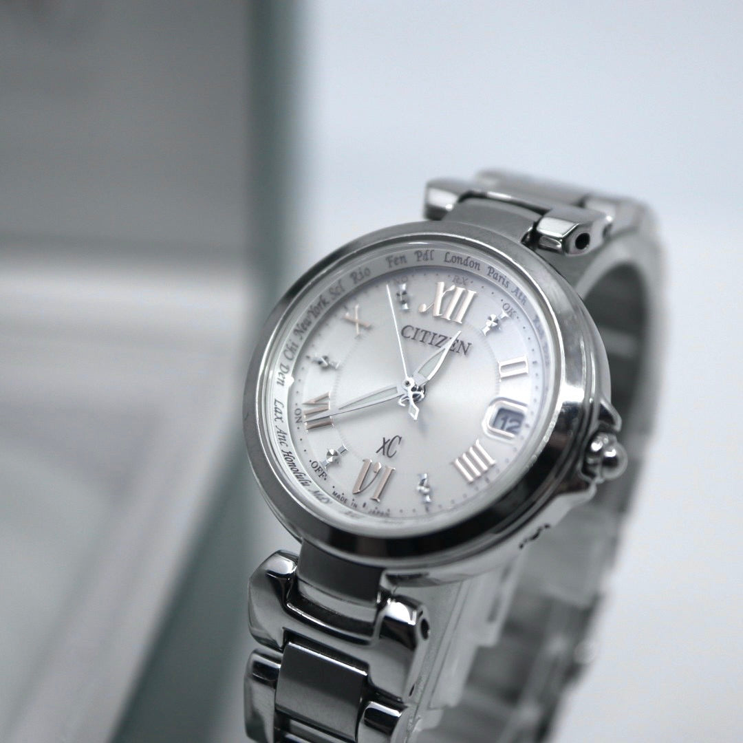 【CITIZEN xC】シチズン クロスシー レディース 腕時計 H240-T019072 ソーラー電波 エコドライブ ワールドタイム デイト表示 アナログ ラウンド シルバー ステンレススチール ダイヤモンド エレガント ドレスウォッチ クリーニング済み G