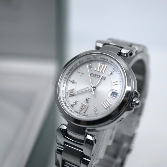 【CITIZEN xC】シチズン クロスシー レディース 腕時計 H240-T019072 ソーラー電波 エコドライブ ワールドタイム デイト表示 アナログ ラウンド シルバー ステンレススチール ダイヤモンド エレガント ドレスウォッチ クリーニング済み G