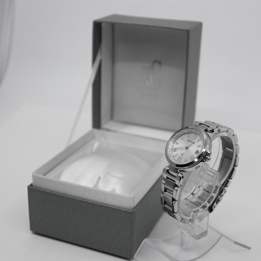 【CITIZEN xC】シチズン クロスシー レディース 腕時計 H240-T019072 ソーラー電波 エコドライブ ワールドタイム デイト表示 アナログ ラウンド シルバー ステンレススチール ダイヤモンド エレガント ドレスウォッチ クリーニング済み G