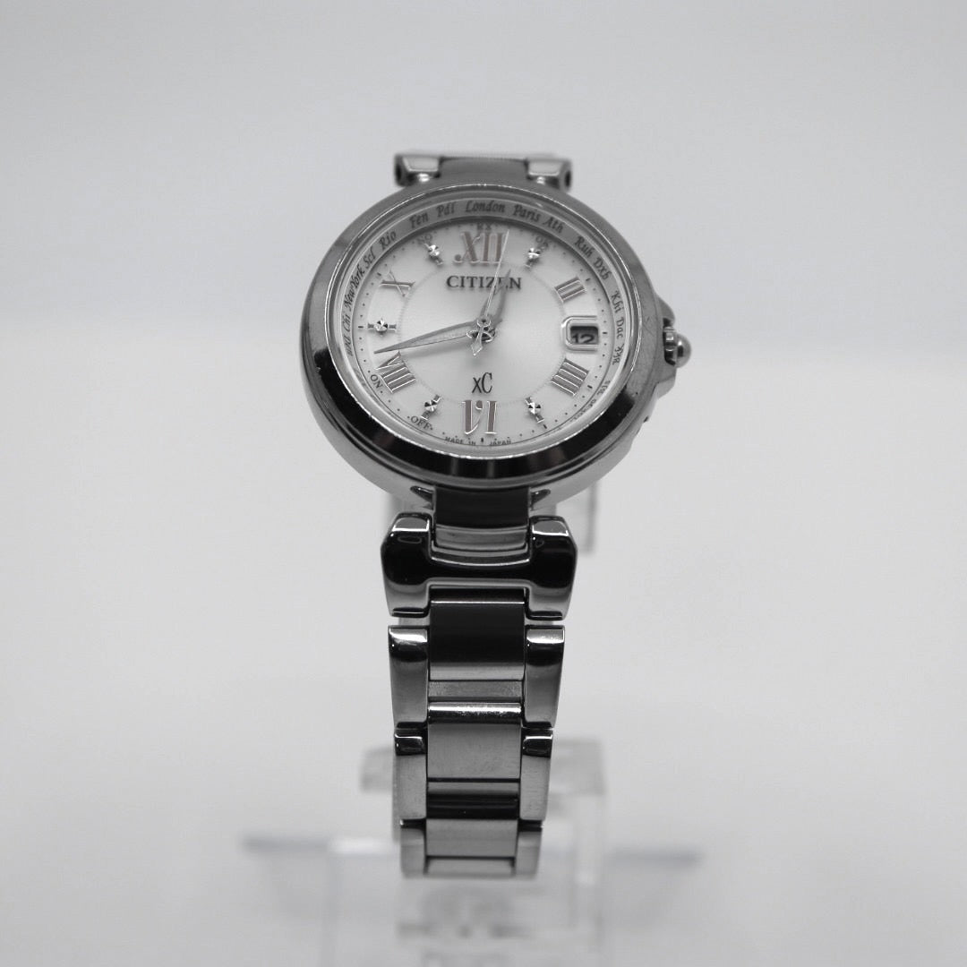 【CITIZEN xC】シチズン クロスシー レディース 腕時計 H240-T019072 ソーラー電波 エコドライブ ワールドタイム デイト表示 アナログ ラウンド シルバー ステンレススチール ダイヤモンド エレガント ドレスウォッチ クリーニング済み G
