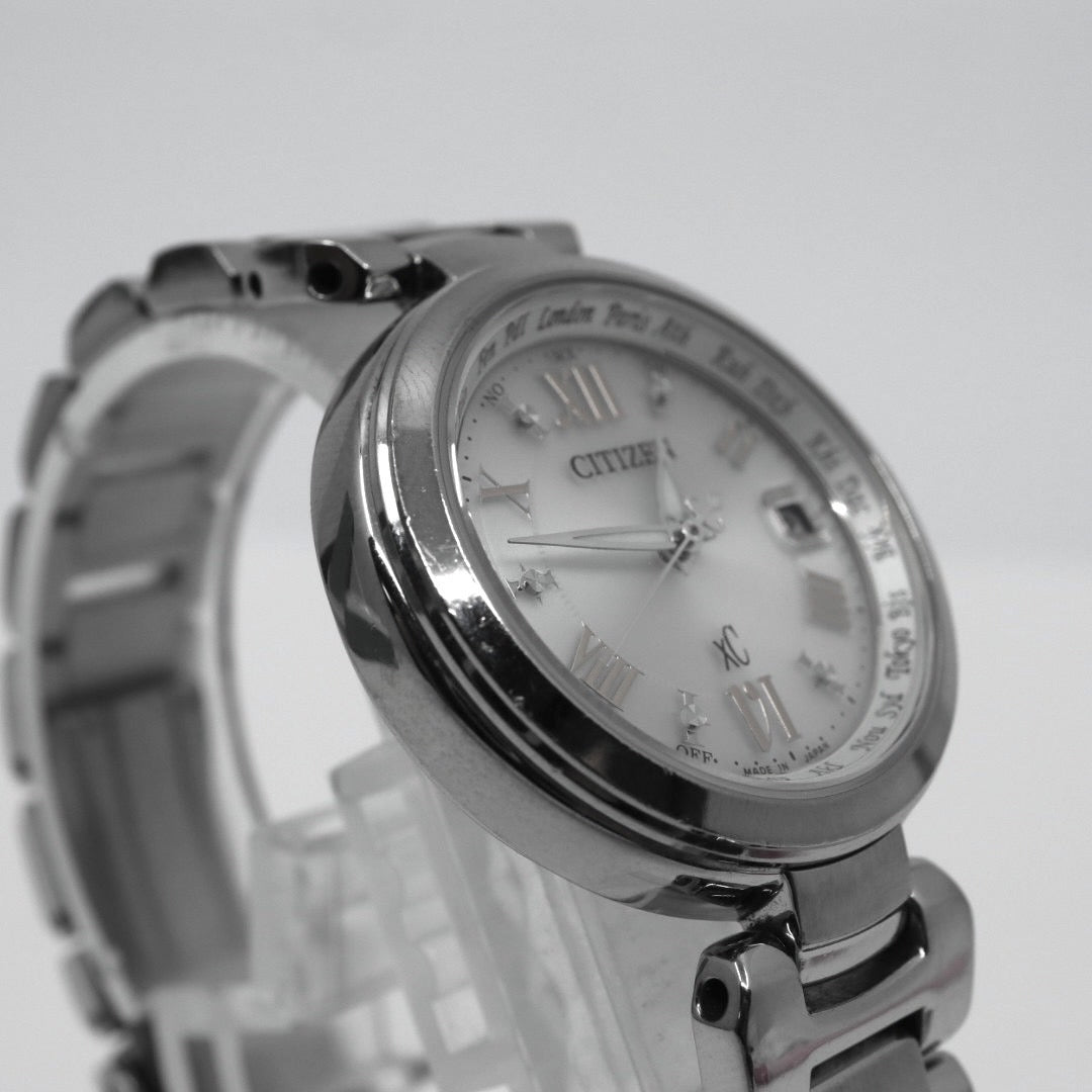 【CITIZEN xC】シチズン クロスシー レディース 腕時計 H240-T019072 ソーラー電波 エコドライブ ワールドタイム デイト表示 アナログ ラウンド シルバー ステンレススチール ダイヤモンド エレガント ドレスウォッチ クリーニング済み G