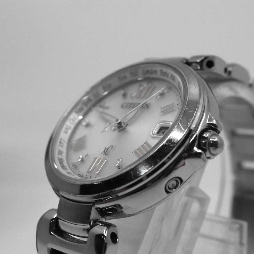 【CITIZEN xC】シチズン クロスシー レディース 腕時計 H240-T019072 ソーラー電波 エコドライブ ワールドタイム デイト表示 アナログ ラウンド シルバー ステンレススチール ダイヤモンド エレガント ドレスウォッチ クリーニング済み G