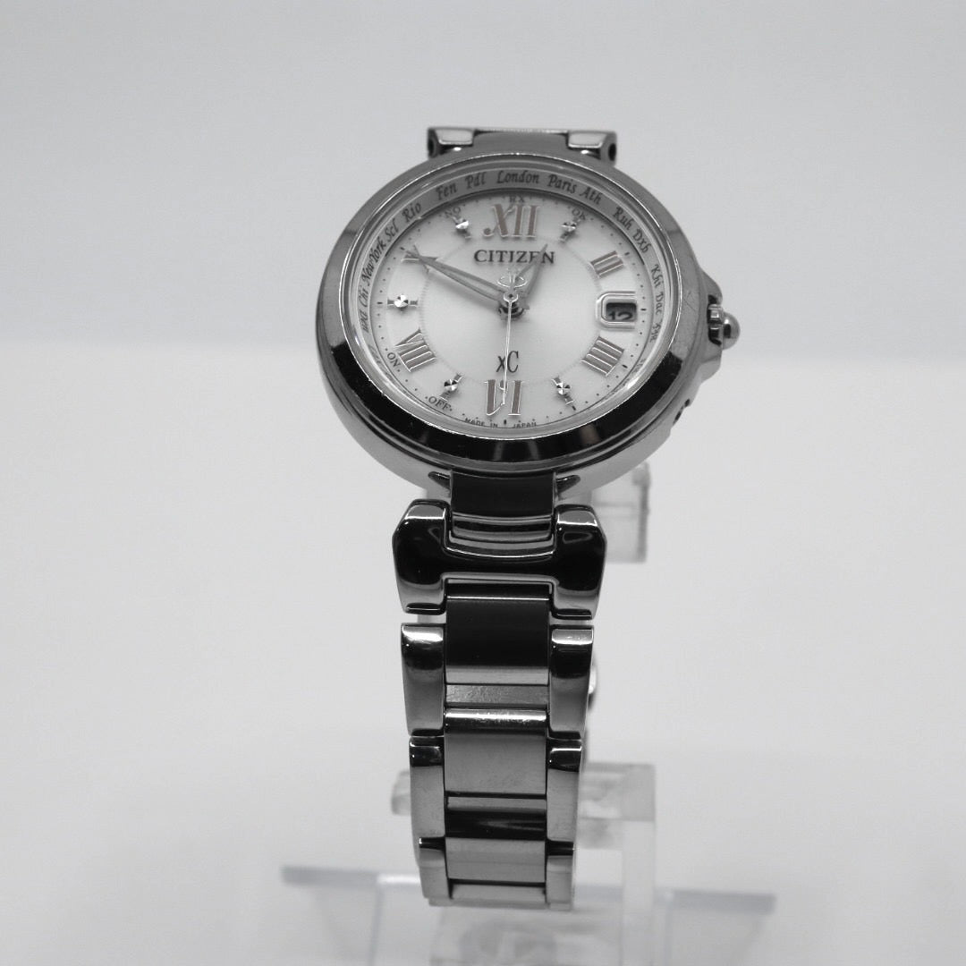 【CITIZEN xC】シチズン クロスシー レディース 腕時計 H240-T019072 ソーラー電波 エコドライブ ワールドタイム デイト表示 アナログ ラウンド シルバー ステンレススチール ダイヤモンド エレガント ドレスウォッチ クリーニング済み G
