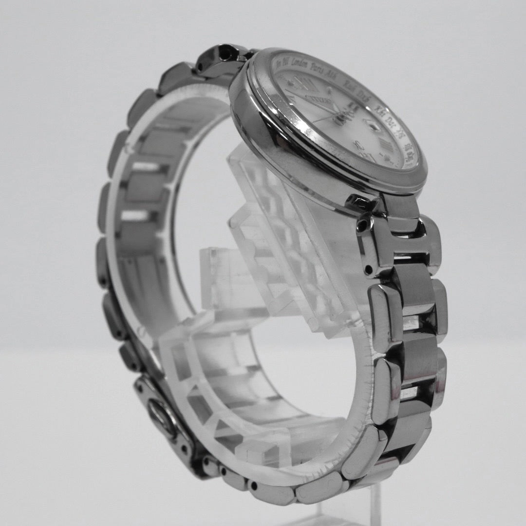 【CITIZEN xC】シチズン クロスシー レディース 腕時計 H240-T019072 ソーラー電波 エコドライブ ワールドタイム デイト表示 アナログ ラウンド シルバー ステンレススチール ダイヤモンド エレガント ドレスウォッチ クリーニング済み G
