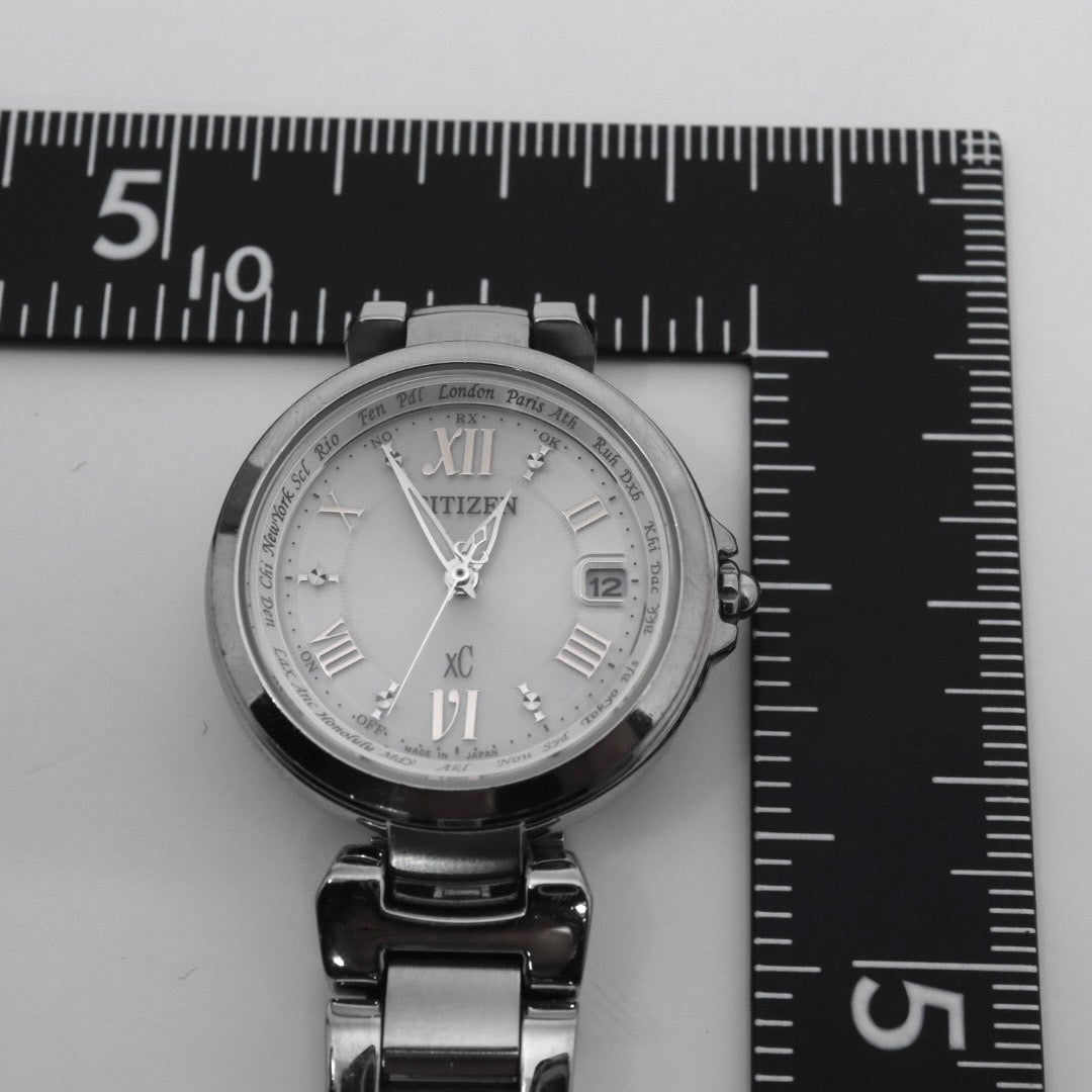 【CITIZEN xC】シチズン クロスシー レディース 腕時計 H240-T019072 ソーラー電波 エコドライブ ワールドタイム デイト表示 アナログ ラウンド シルバー ステンレススチール ダイヤモンド エレガント ドレスウォッチ クリーニング済み G