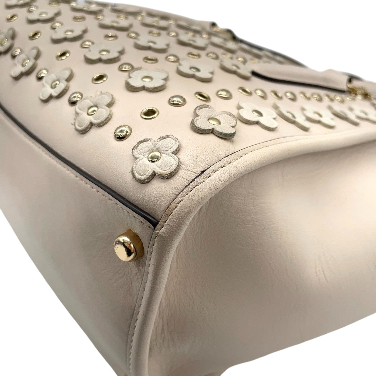 COACH コーチ 2WAYバッグ 37703 チャーリーキャリーオール ハンドバッグ ショルダーバッグ レザー アイボリー ティーローズ フラワー スタッズ レディース 斜め掛け可 フェミニン エレガント デイリーユース 人気モデル クリーニング済み s38