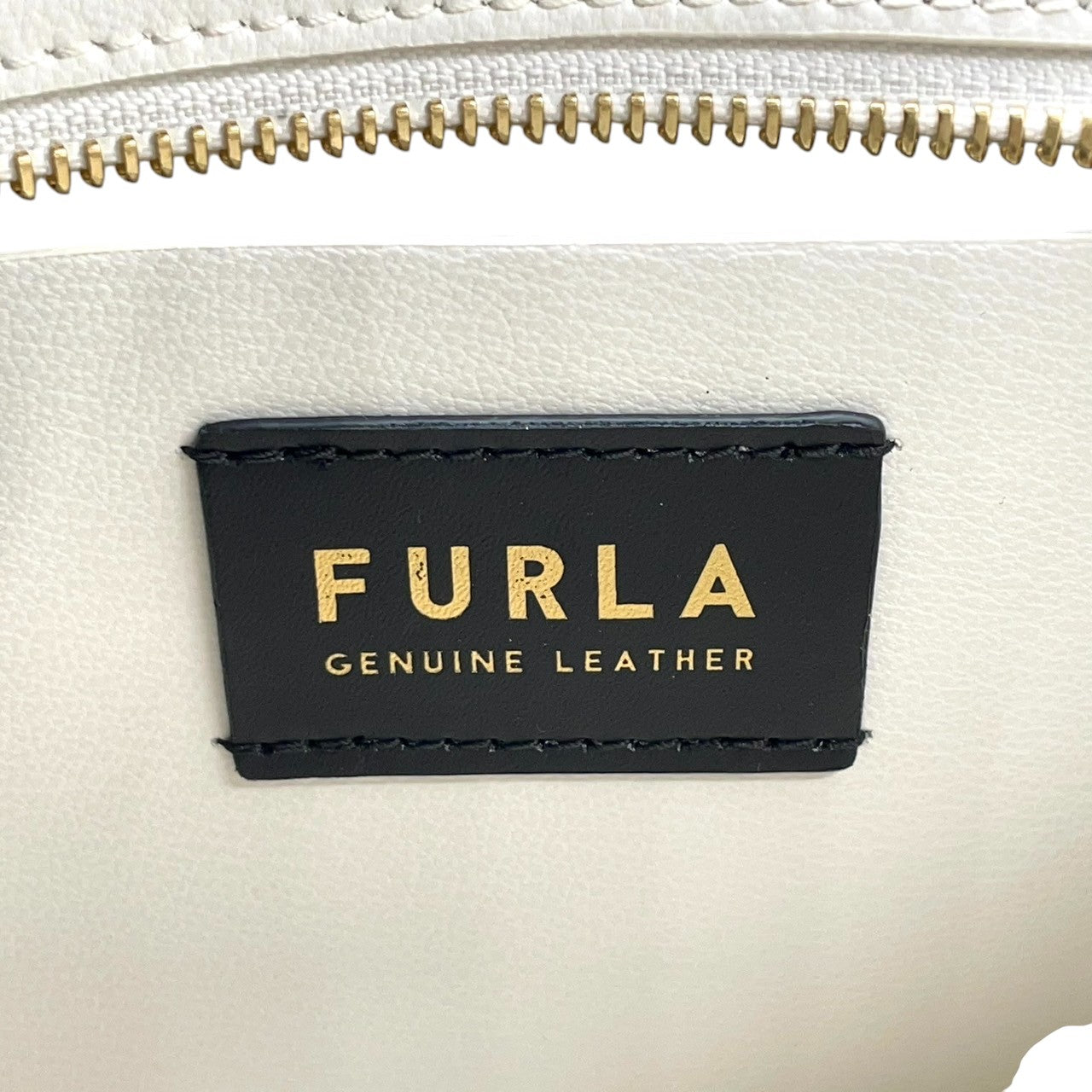 FURLA フルラ 2WAY ハンドバッグ ショルダーバッグ レザー ホワイト 白 レディース 斜め掛け可 自立可 ゴールド金具 エレガント フェミニン フォーマル 通勤 デイリーユース 人気モデル クリーニング済み s28