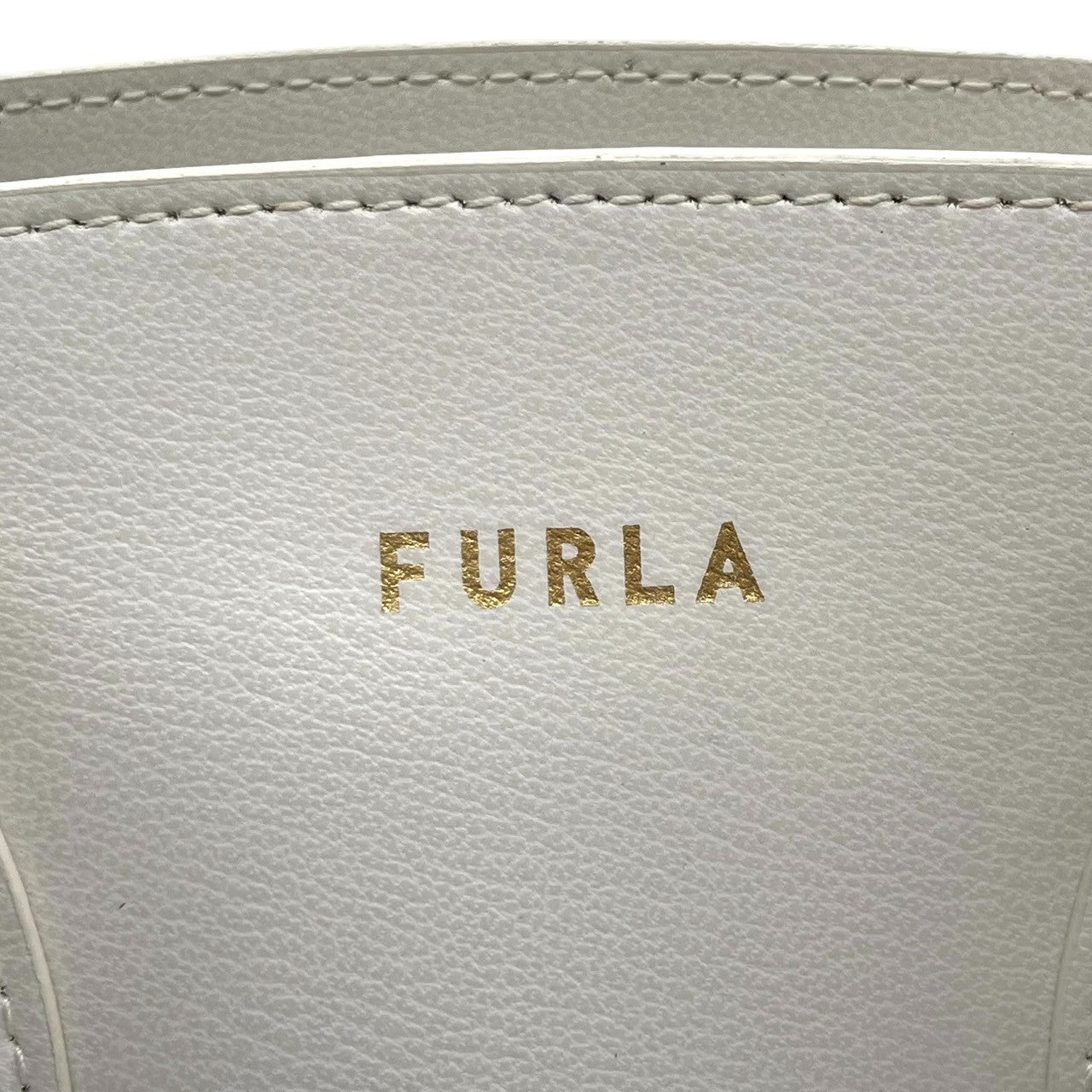 FURLA フルラ 2WAY ハンドバッグ ショルダーバッグ レザー ホワイト 白 レディース 斜め掛け可 自立可 ゴールド金具 エレガント フェミニン フォーマル 通勤 デイリーユース 人気モデル クリーニング済み s28