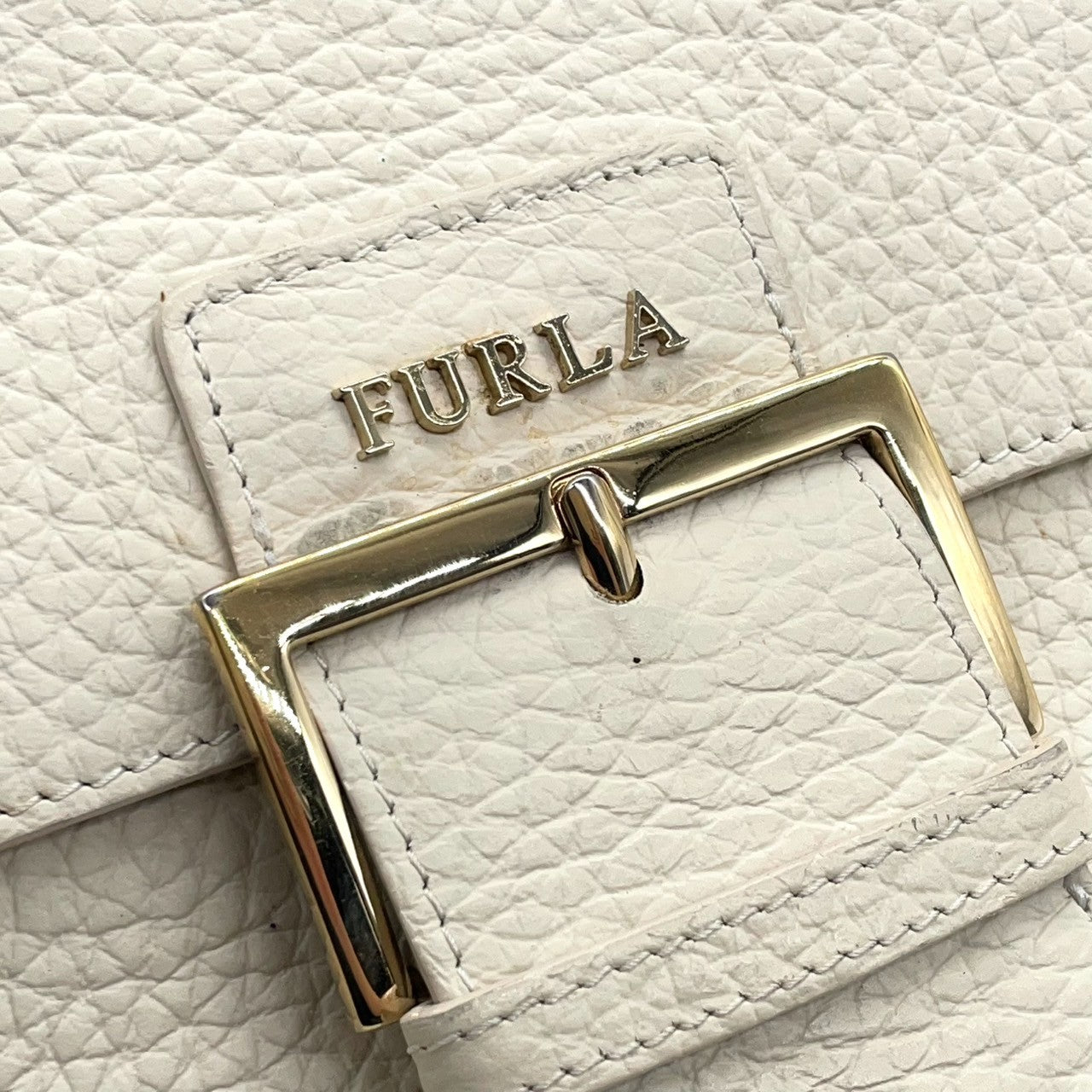 FURLA フルラ ハンドバッグ ショルダーバッグ 2WAY ワンショルダー 斜め掛け可 自立可 レザー 本革 アイボリー ゴールド金具 バックル フラップ式 レディース エレガント クラシック フォーマル ビジネス デイリーユース クリーニング済み s28