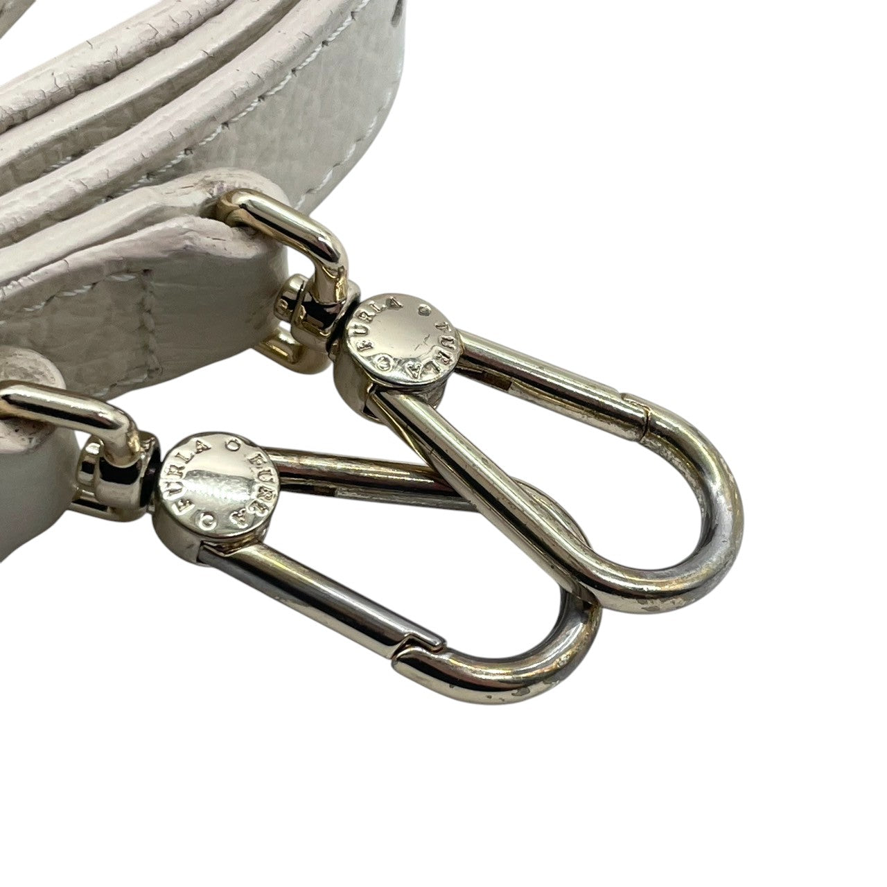 FURLA フルラ ハンドバッグ ショルダーバッグ 2WAY ワンショルダー 斜め掛け可 自立可 レザー 本革 アイボリー ゴールド金具 バックル フラップ式 レディース エレガント クラシック フォーマル ビジネス デイリーユース クリーニング済み s28