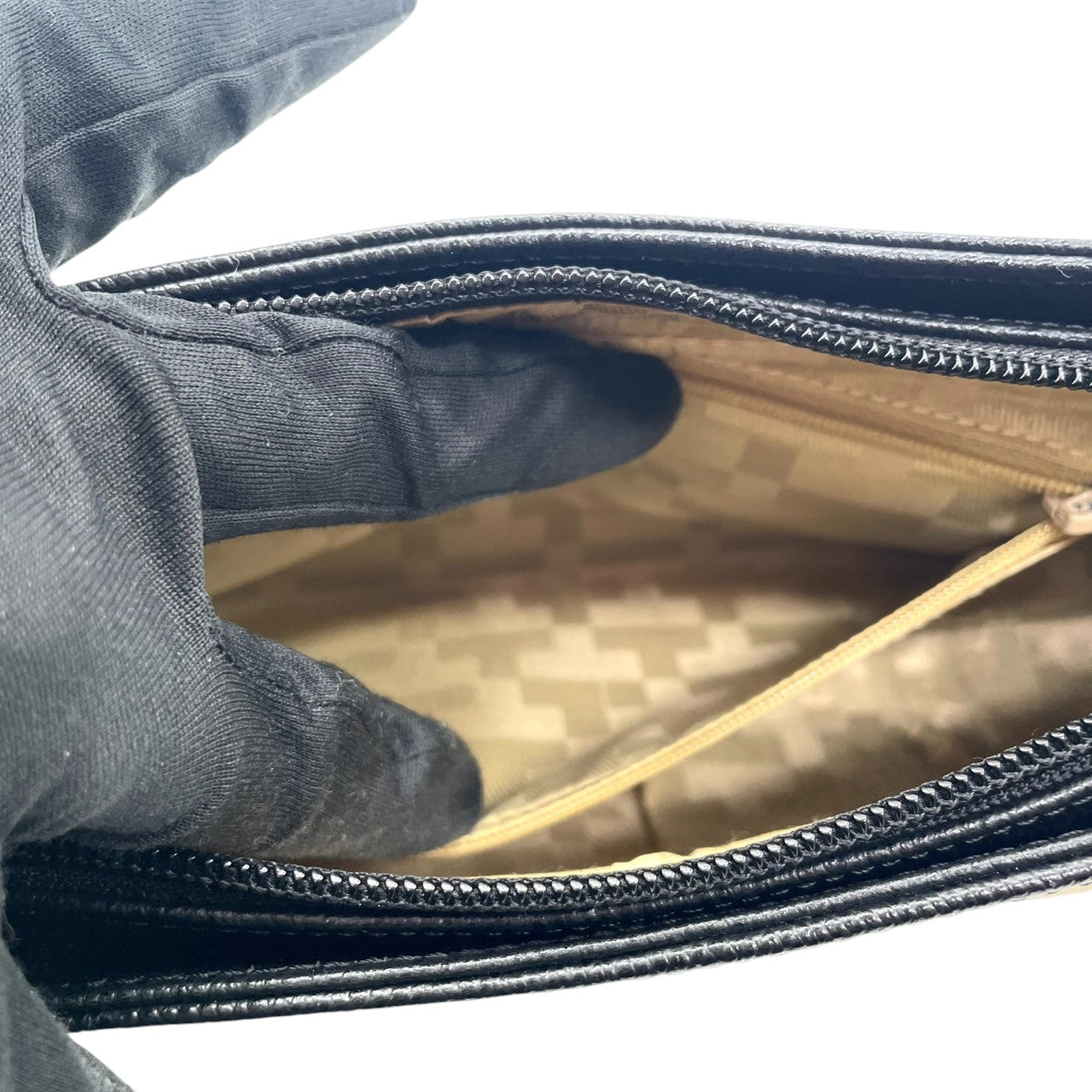 【美品】LE TANNEUR ルタヌア ショルダーバッグ ワンショルダー バゲットバッグ スエード レザー バイカラー T字デザイン ブラック ベージュ レディース エレガント クラシック フランスブランド クリーニング済み u3