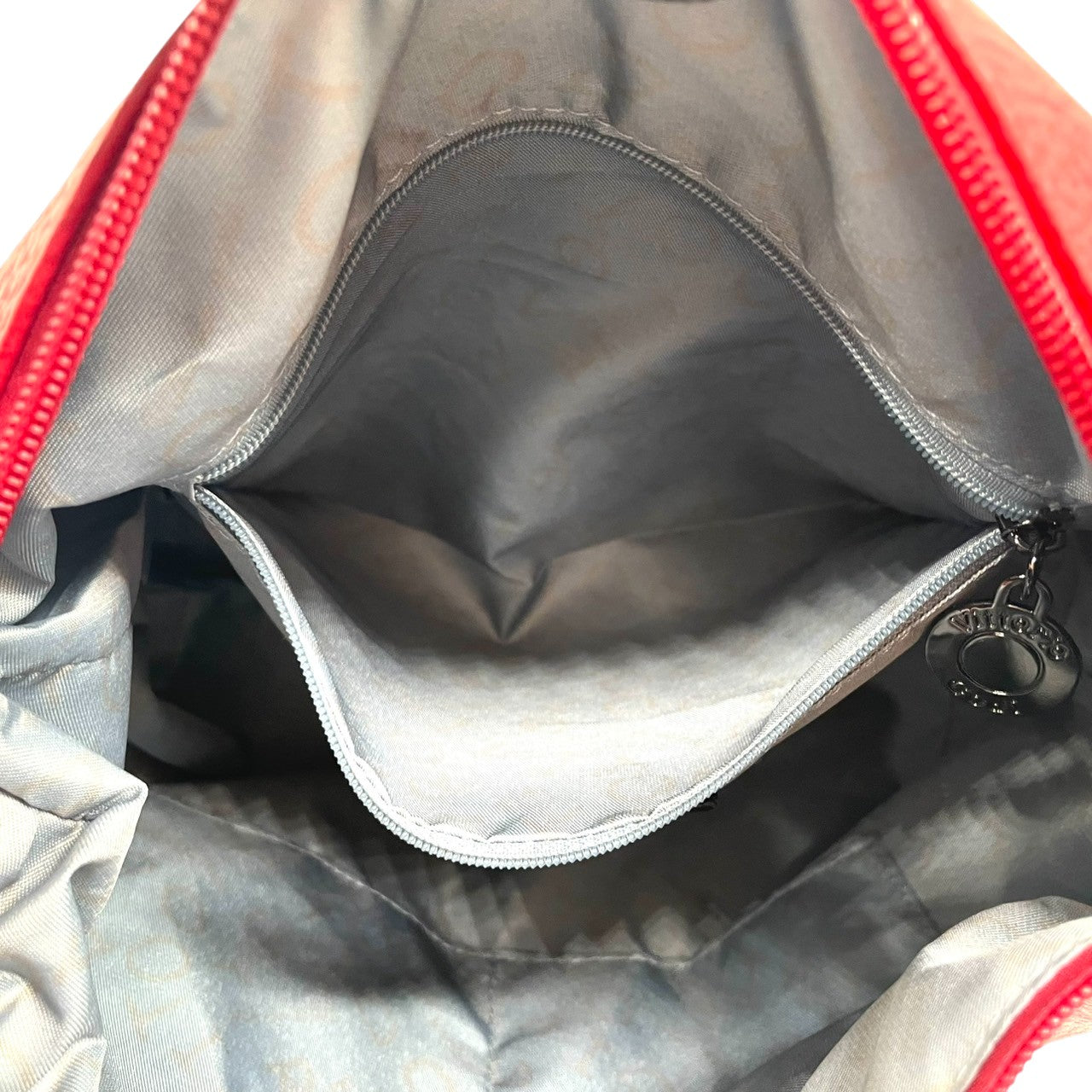 【美品】Vittorio Godi ヴィットリオゴーディ ショルダーバッグ ワンショルダー 斜め掛け可 クロスボディ 本革 レザー シボ革 レッド 赤 ワールドマップ ロゴ型押し レディース カジュアル エレガント クリーニング済み u3