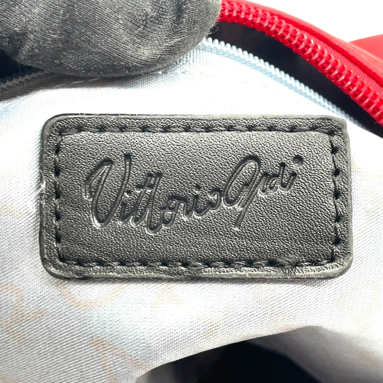 【美品】Vittorio Godi ヴィットリオゴーディ ショルダーバッグ ワンショルダー 斜め掛け可 クロスボディ 本革 レザー シボ革 レッド 赤 ワールドマップ ロゴ型押し レディース カジュアル エレガント クリーニング済み u3