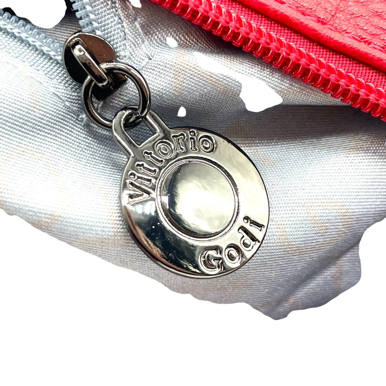 【美品】Vittorio Godi ヴィットリオゴーディ ショルダーバッグ ワンショルダー 斜め掛け可 クロスボディ 本革 レザー シボ革 レッド 赤 ワールドマップ ロゴ型押し レディース カジュアル エレガント クリーニング済み u3