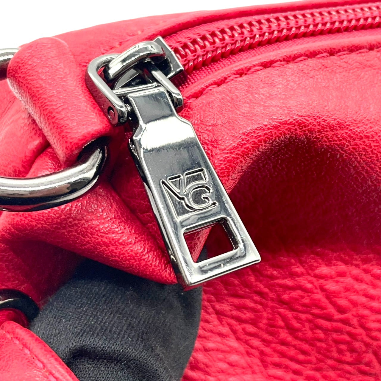 【美品】Vittorio Godi ヴィットリオゴーディ ショルダーバッグ ワンショルダー 斜め掛け可 クロスボディ 本革 レザー シボ革 レッド 赤 ワールドマップ ロゴ型押し レディース カジュアル エレガント クリーニング済み u3