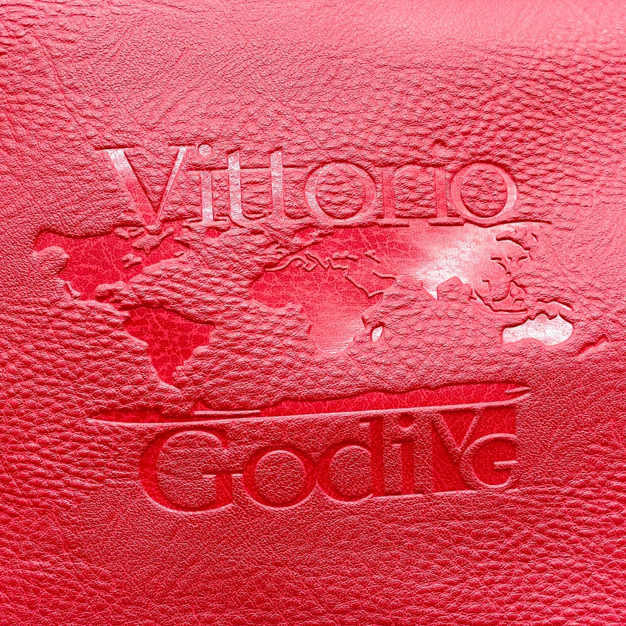 【美品】Vittorio Godi ヴィットリオゴーディ ショルダーバッグ ワンショルダー 斜め掛け可 クロスボディ 本革 レザー シボ革 レッド 赤 ワールドマップ ロゴ型押し レディース カジュアル エレガント クリーニング済み u3