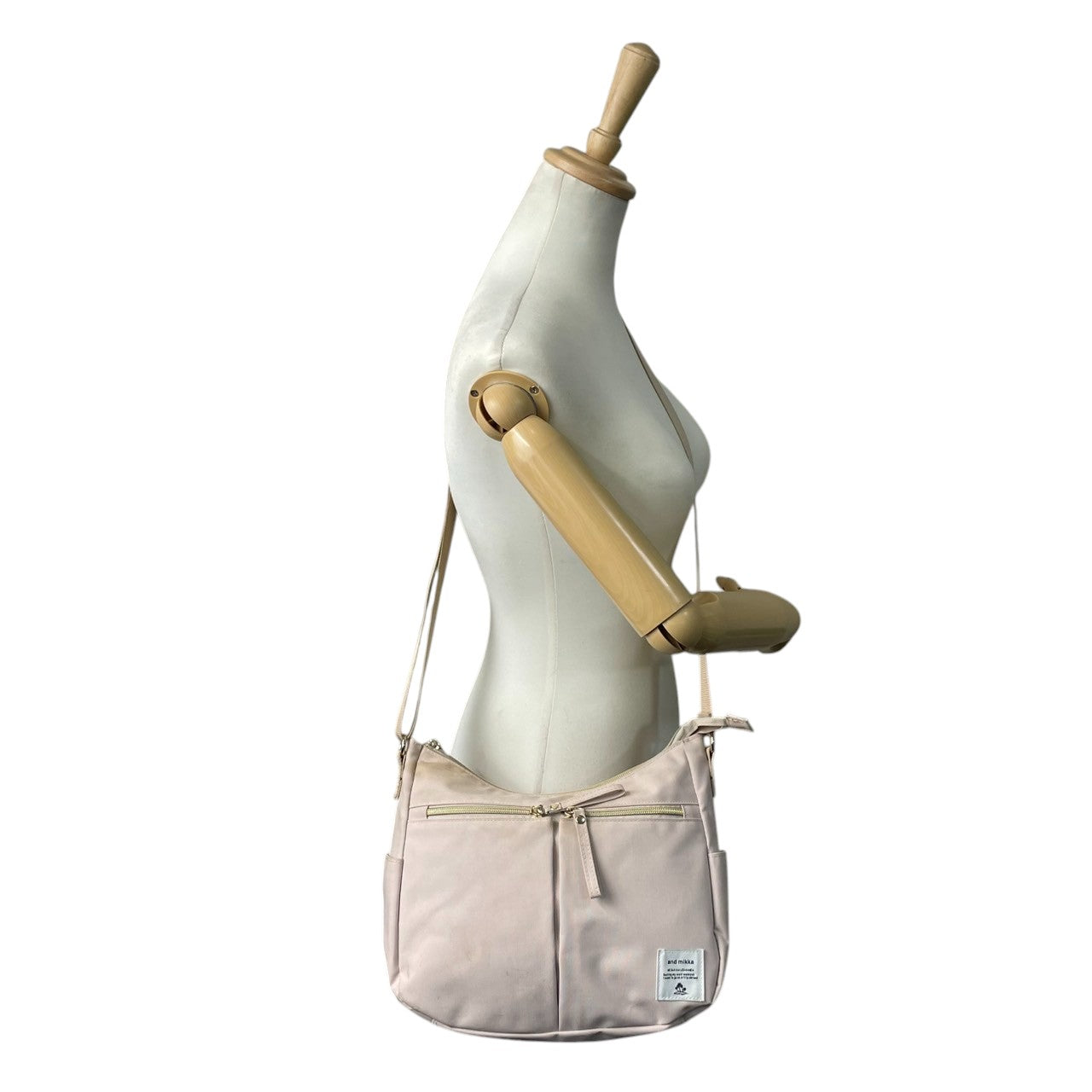 【and mikka】アンドミカ ショルダーバッグ クロスボディ 斜め掛け可 キャンバス ピンクベージュ系 軽量 大容量 多収納 ポケット多数 レディース カジュアル デイリーユース マザーズバッグにも 人気モデル クリーニング済み u3