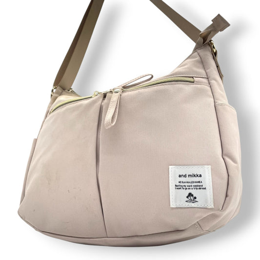 【and mikka】アンドミカ ショルダーバッグ クロスボディ 斜め掛け可 キャンバス ピンクベージュ系 軽量 大容量 多収納 ポケット多数 レディース カジュアル デイリーユース マザーズバッグにも 人気モデル クリーニング済み u3