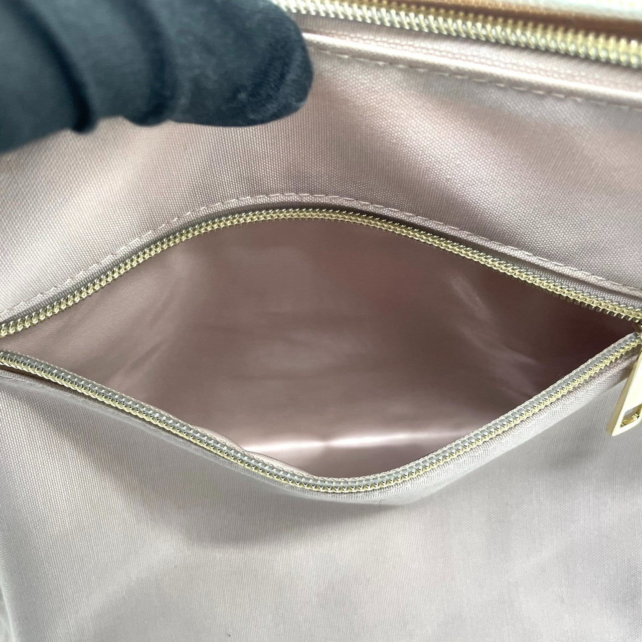 【and mikka】アンドミカ ショルダーバッグ クロスボディ 斜め掛け可 キャンバス ピンクベージュ系 軽量 大容量 多収納 ポケット多数 レディース カジュアル デイリーユース マザーズバッグにも 人気モデル クリーニング済み u3