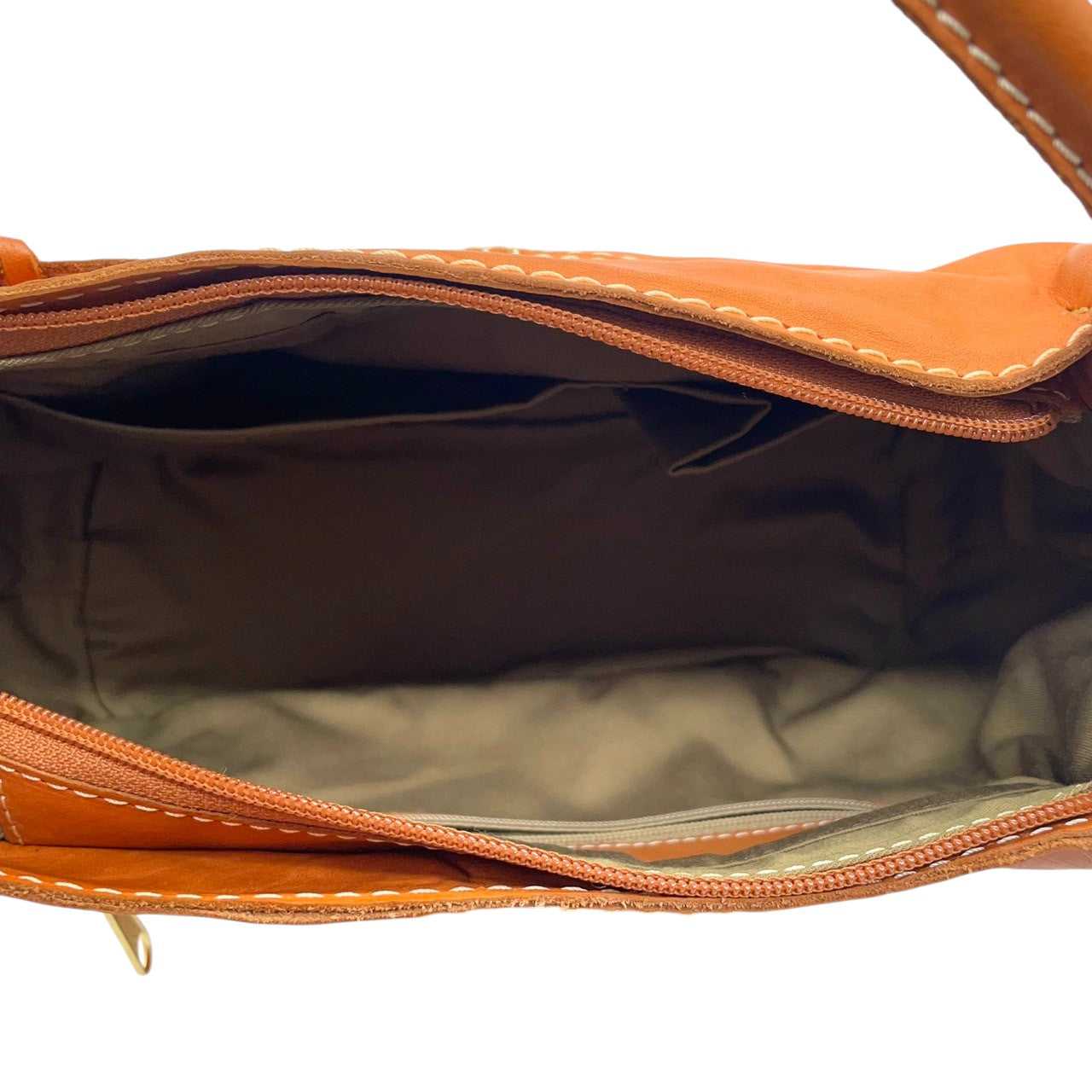 【美品】fes フェス 2WAY ハンドバッグ ショルダーバッグ 斜め掛け可 本革 レザー ブラウン キャメル系 ステッチデザイン チャーム付き レディース ナチュラル カジュアル 人気モデル クリーニング済み u3