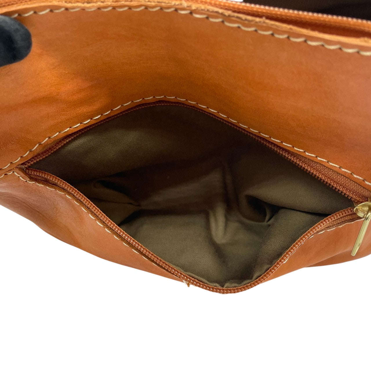 【美品】fes フェス 2WAY ハンドバッグ ショルダーバッグ 斜め掛け可 本革 レザー ブラウン キャメル系 ステッチデザイン チャーム付き レディース ナチュラル カジュアル 人気モデル クリーニング済み u3