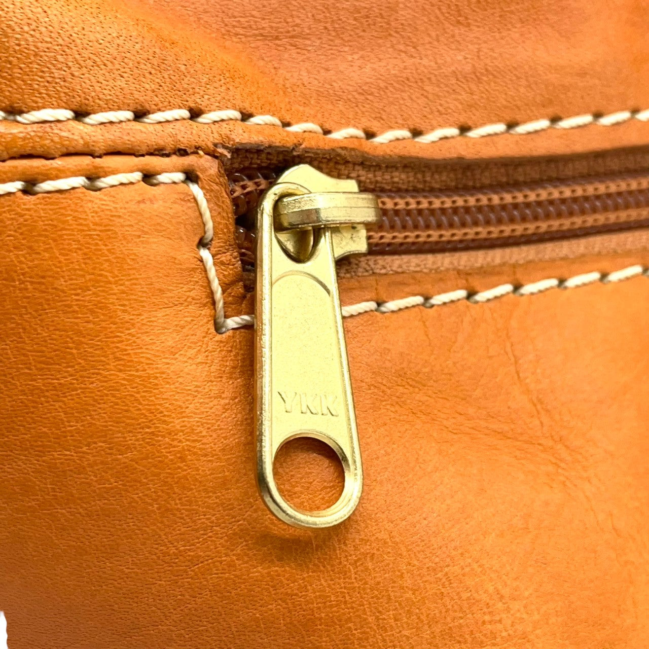 【美品】fes フェス 2WAY ハンドバッグ ショルダーバッグ 斜め掛け可 本革 レザー ブラウン キャメル系 ステッチデザイン チャーム付き レディース ナチュラル カジュアル 人気モデル クリーニング済み u3