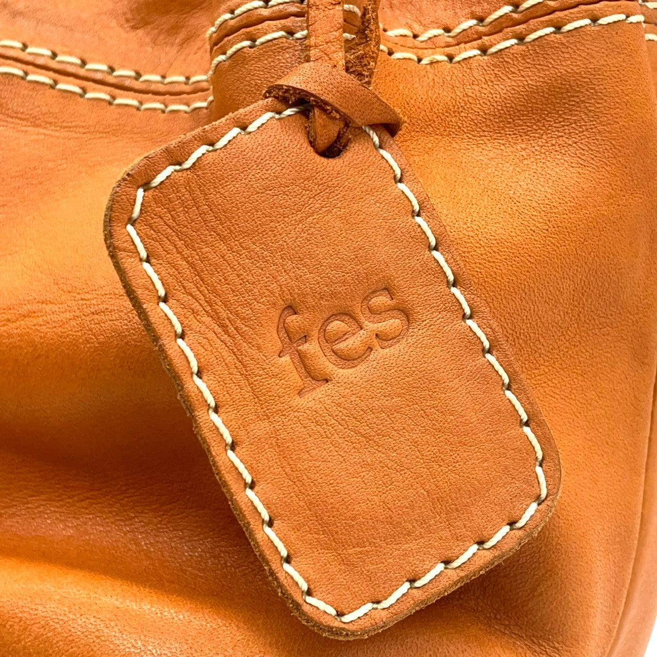 【美品】fes フェス 2WAY ハンドバッグ ショルダーバッグ 斜め掛け可 本革 レザー ブラウン キャメル系 ステッチデザイン チャーム付き レディース ナチュラル カジュアル 人気モデル クリーニング済み u3