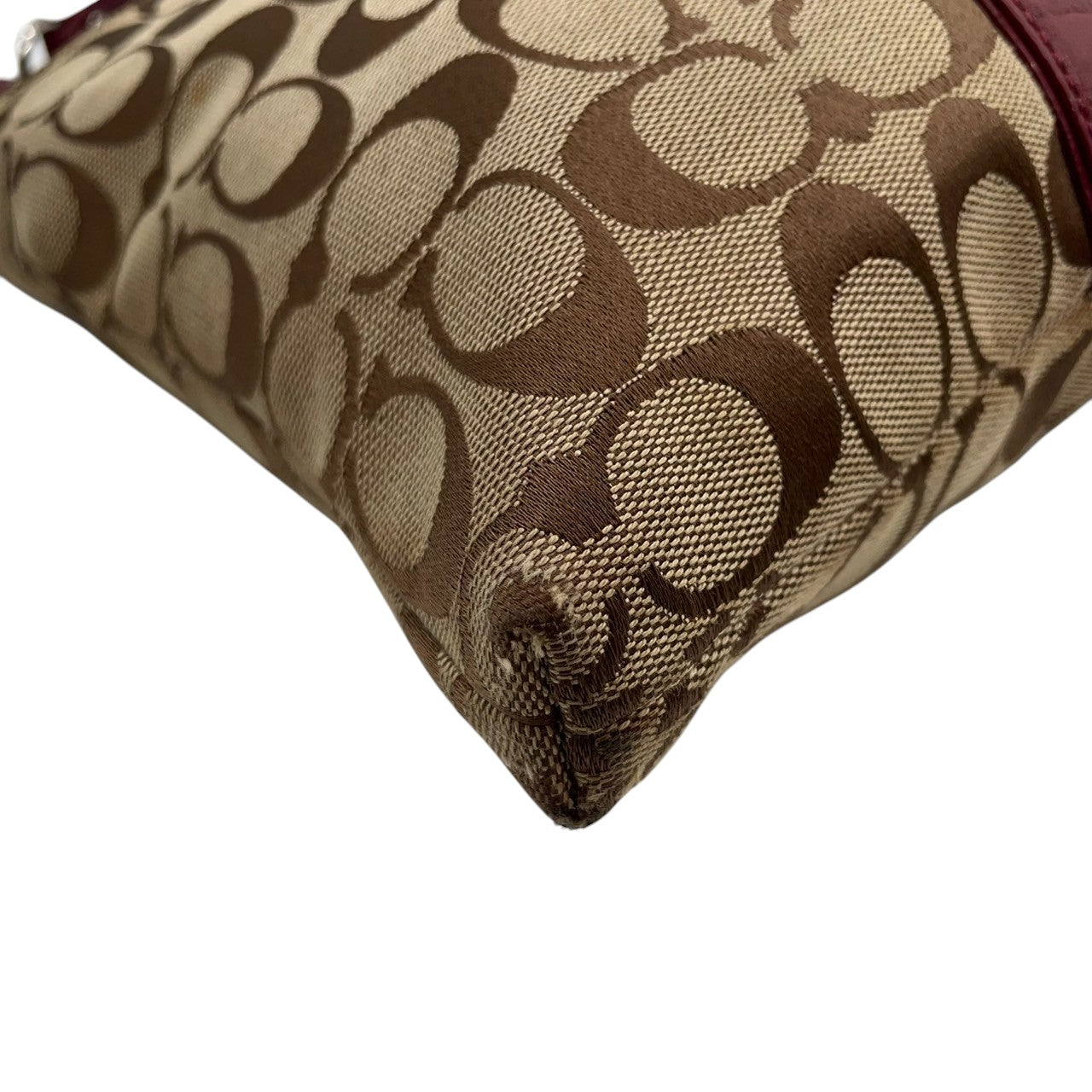 【COACH】コーチ ショルダーバッグ クロスボディ 斜め掛け可 シグネチャー キャンバス 型押しレザー切替 ベージュ ワインレッド系 レディース エレガント カジュアル 通勤通学 デイリーユース 定番人気モデル クリーニング済み u12