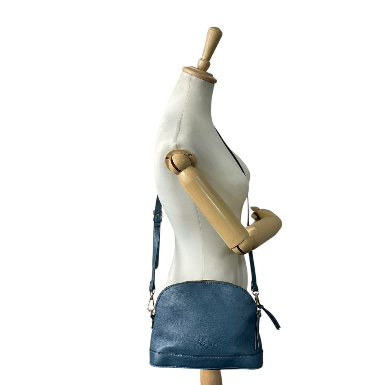 【美品】Forces フォース ショルダーバッグ クロスボディ 斜め掛け可 本革 レザー ネイビー ブルー系 ゴールド金具 ロゴ型押し タッセルチャーム レディース エレガント カジュアル デイリーユース 人気モデル クリーニング済み u12