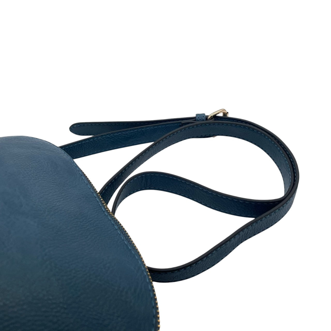 【美品】Forces フォース ショルダーバッグ クロスボディ 斜め掛け可 本革 レザー ネイビー ブルー系 ゴールド金具 ロゴ型押し タッセルチャーム レディース エレガント カジュアル デイリーユース 人気モデル クリーニング済み u12