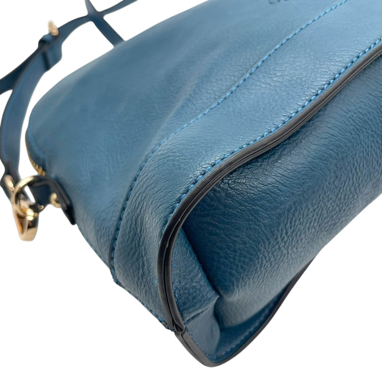 【美品】Forces フォース ショルダーバッグ クロスボディ 斜め掛け可 本革 レザー ネイビー ブルー系 ゴールド金具 ロゴ型押し タッセルチャーム レディース エレガント カジュアル デイリーユース 人気モデル クリーニング済み u12