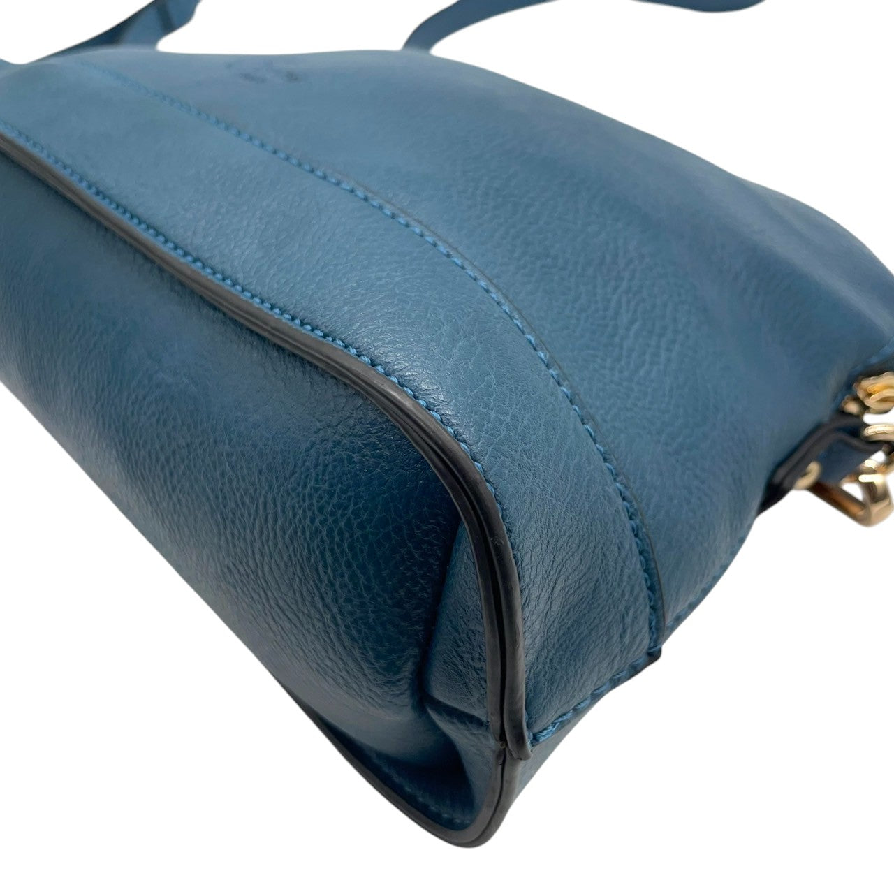 【美品】Forces フォース ショルダーバッグ クロスボディ 斜め掛け可 本革 レザー ネイビー ブルー系 ゴールド金具 ロゴ型押し タッセルチャーム レディース エレガント カジュアル デイリーユース 人気モデル クリーニング済み u12