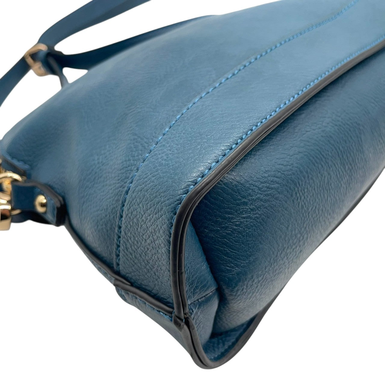 【美品】Forces フォース ショルダーバッグ クロスボディ 斜め掛け可 本革 レザー ネイビー ブルー系 ゴールド金具 ロゴ型押し タッセルチャーム レディース エレガント カジュアル デイリーユース 人気モデル クリーニング済み u12