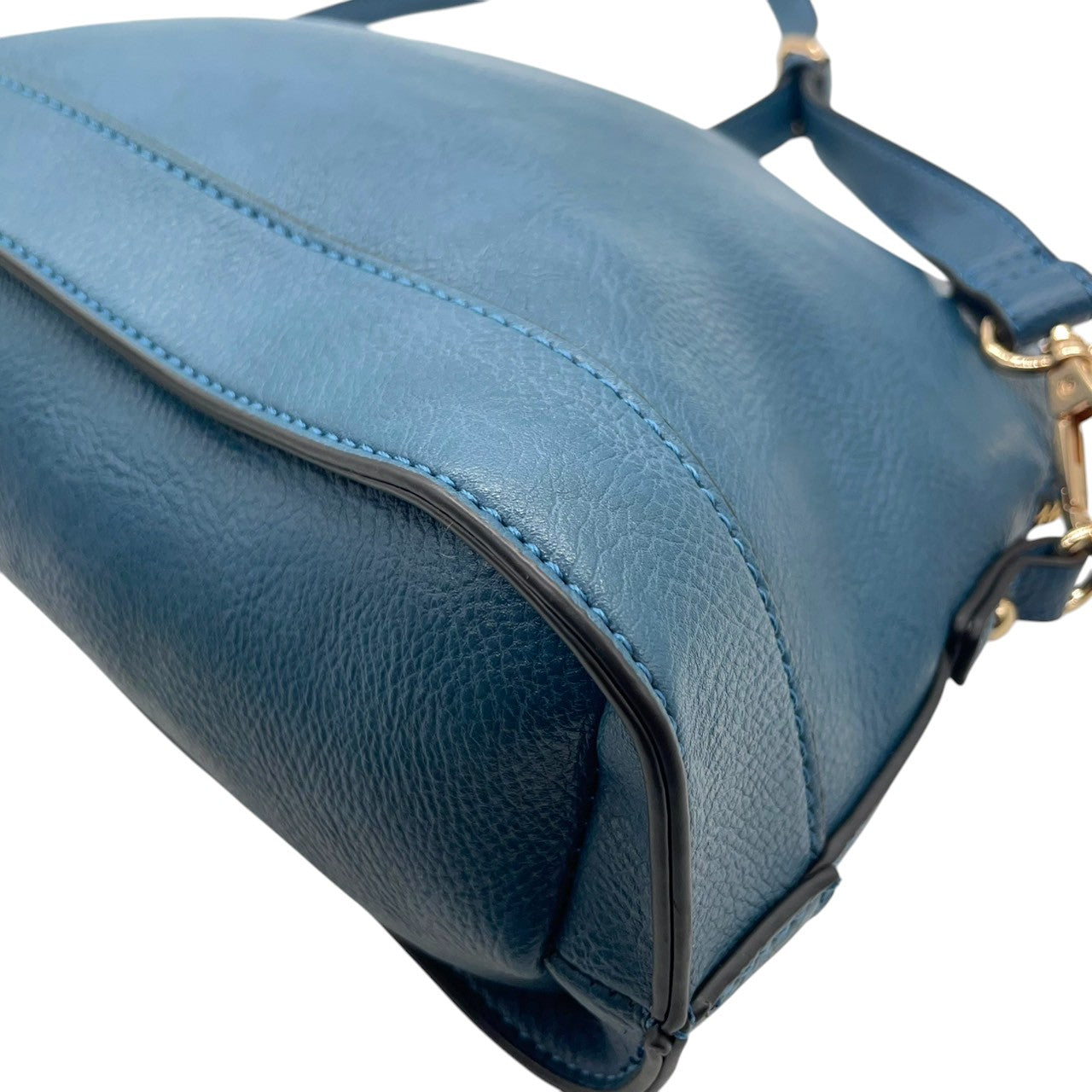 【美品】Forces フォース ショルダーバッグ クロスボディ 斜め掛け可 本革 レザー ネイビー ブルー系 ゴールド金具 ロゴ型押し タッセルチャーム レディース エレガント カジュアル デイリーユース 人気モデル クリーニング済み u12