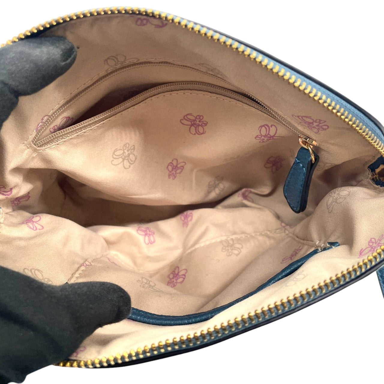 【美品】Forces フォース ショルダーバッグ クロスボディ 斜め掛け可 本革 レザー ネイビー ブルー系 ゴールド金具 ロゴ型押し タッセルチャーム レディース エレガント カジュアル デイリーユース 人気モデル クリーニング済み u12