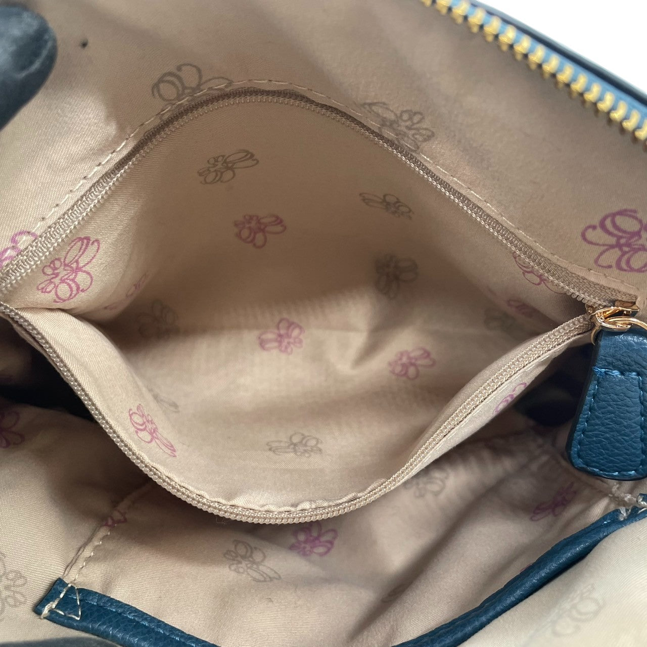 【美品】Forces フォース ショルダーバッグ クロスボディ 斜め掛け可 本革 レザー ネイビー ブルー系 ゴールド金具 ロゴ型押し タッセルチャーム レディース エレガント カジュアル デイリーユース 人気モデル クリーニング済み u12