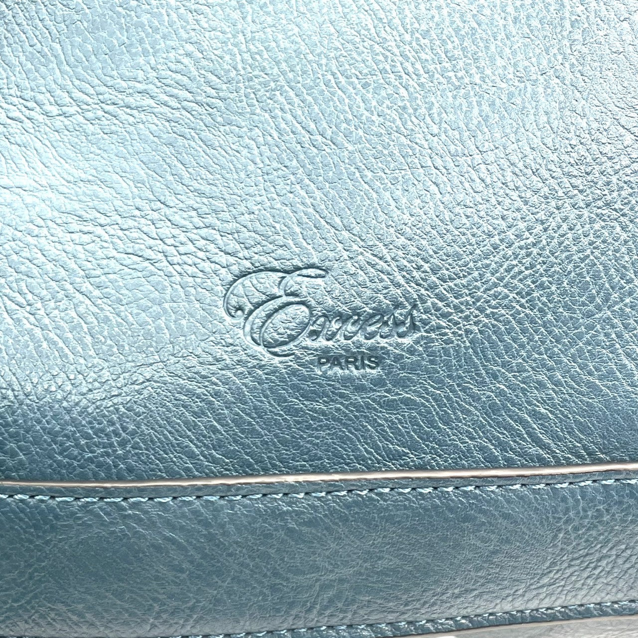 【美品】Forces フォース ショルダーバッグ クロスボディ 斜め掛け可 本革 レザー ネイビー ブルー系 ゴールド金具 ロゴ型押し タッセルチャーム レディース エレガント カジュアル デイリーユース 人気モデル クリーニング済み u12