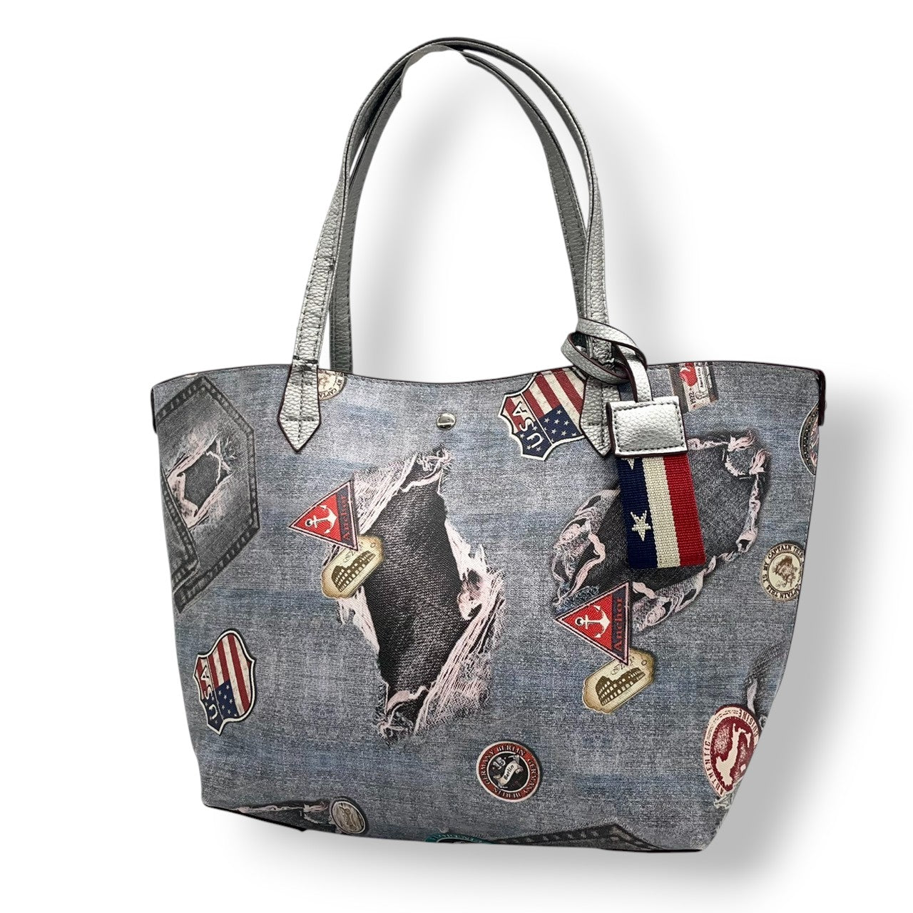 【A4収納可】デザイン トートバッグ ワンショルダー 大容量 PVC レザー デニム柄 トロンプルイユ だまし絵 ワッペン パッチワーク風 グレー シルバー系 レディース カジュアル 個性的 通勤通学 人気モデル クリーニング済み u12