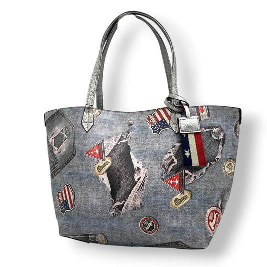 【A4収納可】デザイン トートバッグ ワンショルダー 大容量 PVC レザー デニム柄 トロンプルイユ だまし絵 ワッペン パッチワーク風 グレー シルバー系 レディース カジュアル 個性的 通勤通学 人気モデル クリーニング済み u12