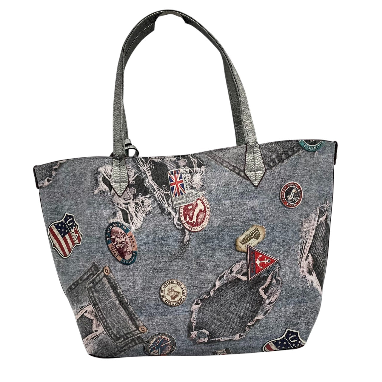 【A4収納可】デザイン トートバッグ ワンショルダー 大容量 PVC レザー デニム柄 トロンプルイユ だまし絵 ワッペン パッチワーク風 グレー シルバー系 レディース カジュアル 個性的 通勤通学 人気モデル クリーニング済み u12