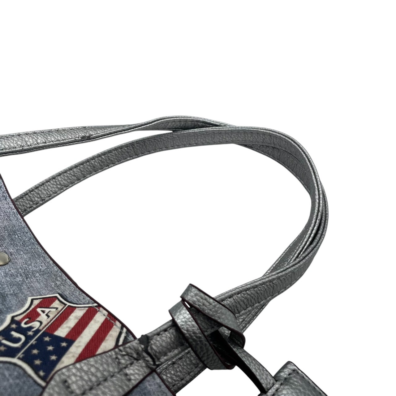 【A4収納可】デザイン トートバッグ ワンショルダー 大容量 PVC レザー デニム柄 トロンプルイユ だまし絵 ワッペン パッチワーク風 グレー シルバー系 レディース カジュアル 個性的 通勤通学 人気モデル クリーニング済み u12