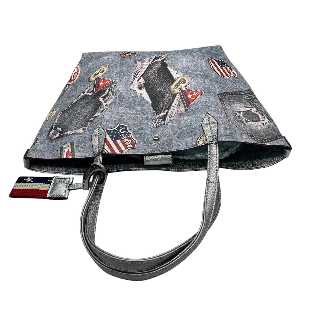 【A4収納可】デザイン トートバッグ ワンショルダー 大容量 PVC レザー デニム柄 トロンプルイユ だまし絵 ワッペン パッチワーク風 グレー シルバー系 レディース カジュアル 個性的 通勤通学 人気モデル クリーニング済み u12