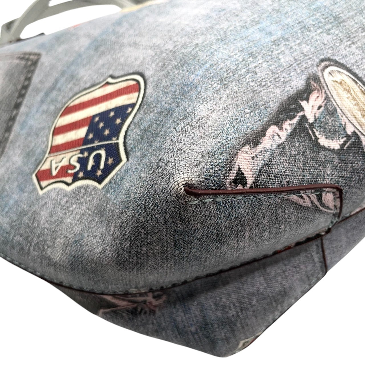 【A4収納可】デザイン トートバッグ ワンショルダー 大容量 PVC レザー デニム柄 トロンプルイユ だまし絵 ワッペン パッチワーク風 グレー シルバー系 レディース カジュアル 個性的 通勤通学 人気モデル クリーニング済み u12