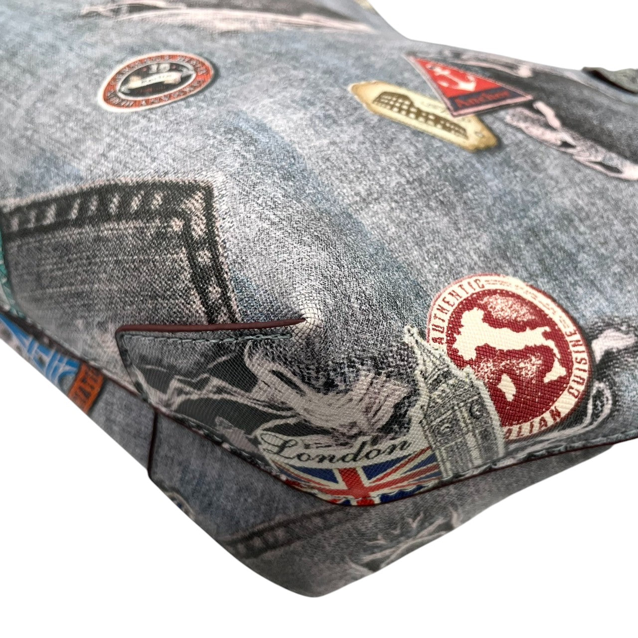 【A4収納可】デザイン トートバッグ ワンショルダー 大容量 PVC レザー デニム柄 トロンプルイユ だまし絵 ワッペン パッチワーク風 グレー シルバー系 レディース カジュアル 個性的 通勤通学 人気モデル クリーニング済み u12