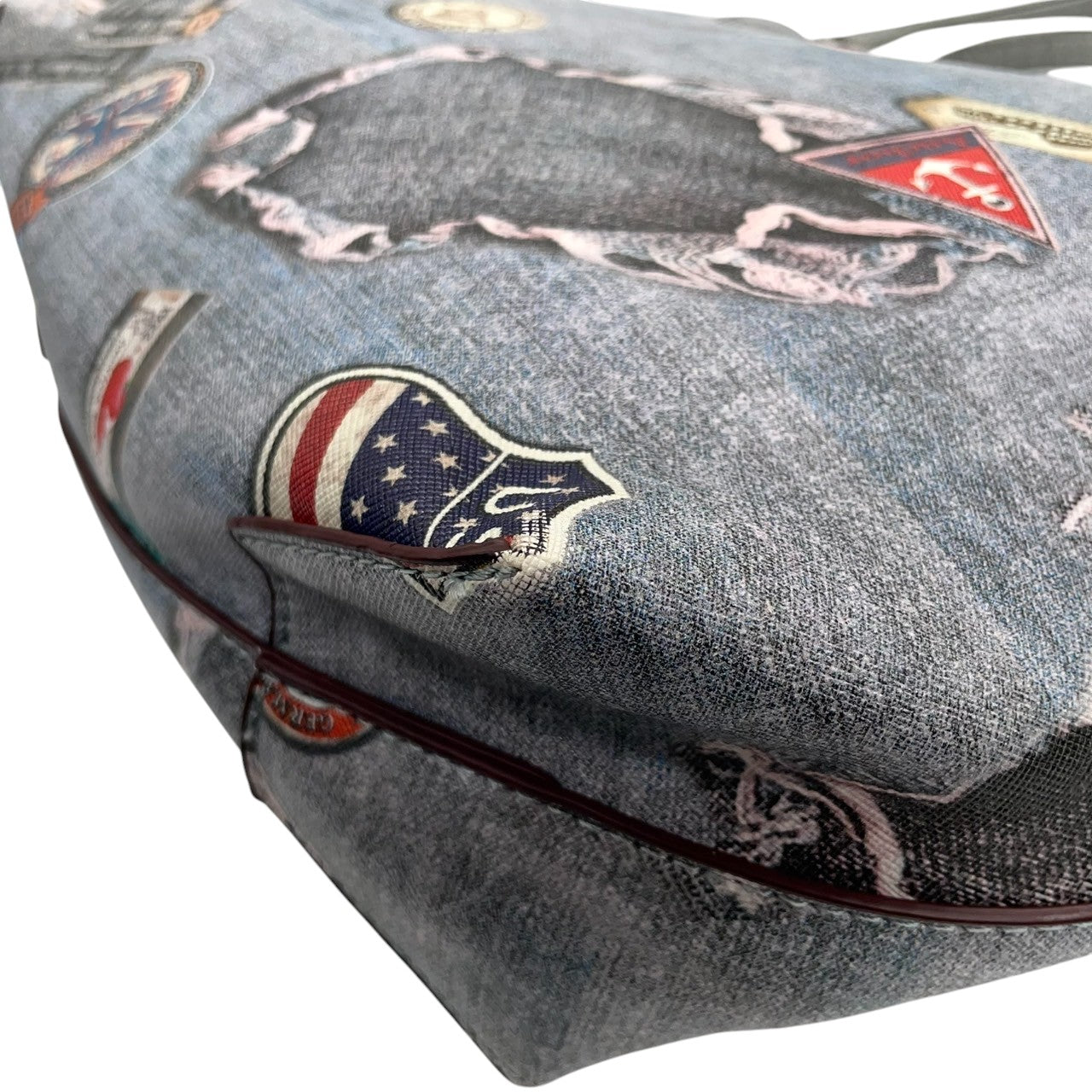 【A4収納可】デザイン トートバッグ ワンショルダー 大容量 PVC レザー デニム柄 トロンプルイユ だまし絵 ワッペン パッチワーク風 グレー シルバー系 レディース カジュアル 個性的 通勤通学 人気モデル クリーニング済み u12