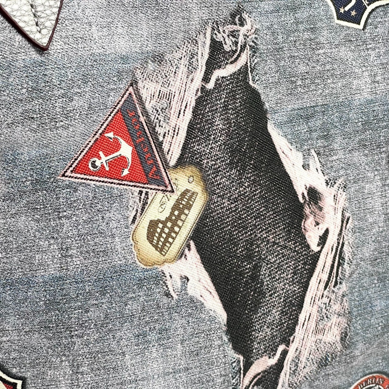 【A4収納可】デザイン トートバッグ ワンショルダー 大容量 PVC レザー デニム柄 トロンプルイユ だまし絵 ワッペン パッチワーク風 グレー シルバー系 レディース カジュアル 個性的 通勤通学 人気モデル クリーニング済み u12