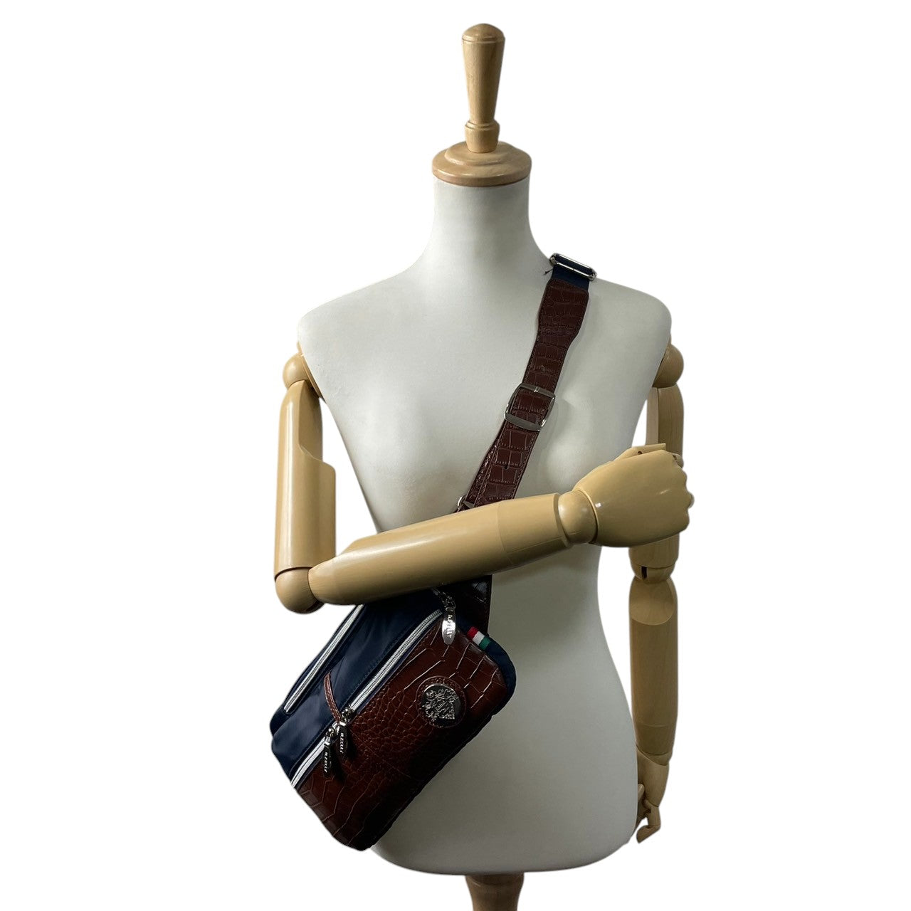 【美品】D.KELLY ディーケリー ボディバッグ ウエストバッグ スリングバッグ ワンショルダー 斜め掛け 型押しレザー ナイロン バイカラー ネイビー ブラウン メンズ レディース ユニセックス 軽量 スタイリッシュ 人気モデル クリーニング済み s1