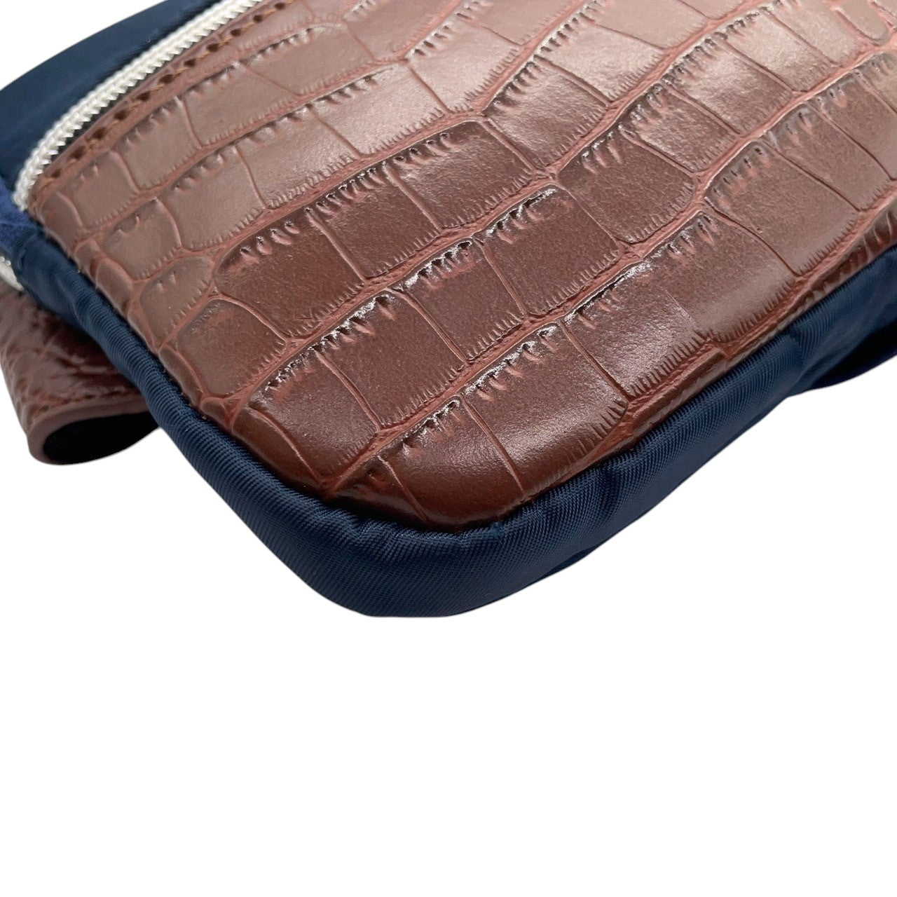 【美品】D.KELLY ディーケリー ボディバッグ ウエストバッグ スリングバッグ ワンショルダー 斜め掛け 型押しレザー ナイロン バイカラー ネイビー ブラウン メンズ レディース ユニセックス 軽量 スタイリッシュ 人気モデル クリーニング済み s1